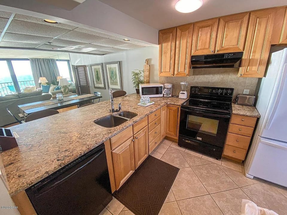 Condo, 1 King Bed with Sofa bed (Edgewater Tower 3-1104) | Private kitchen