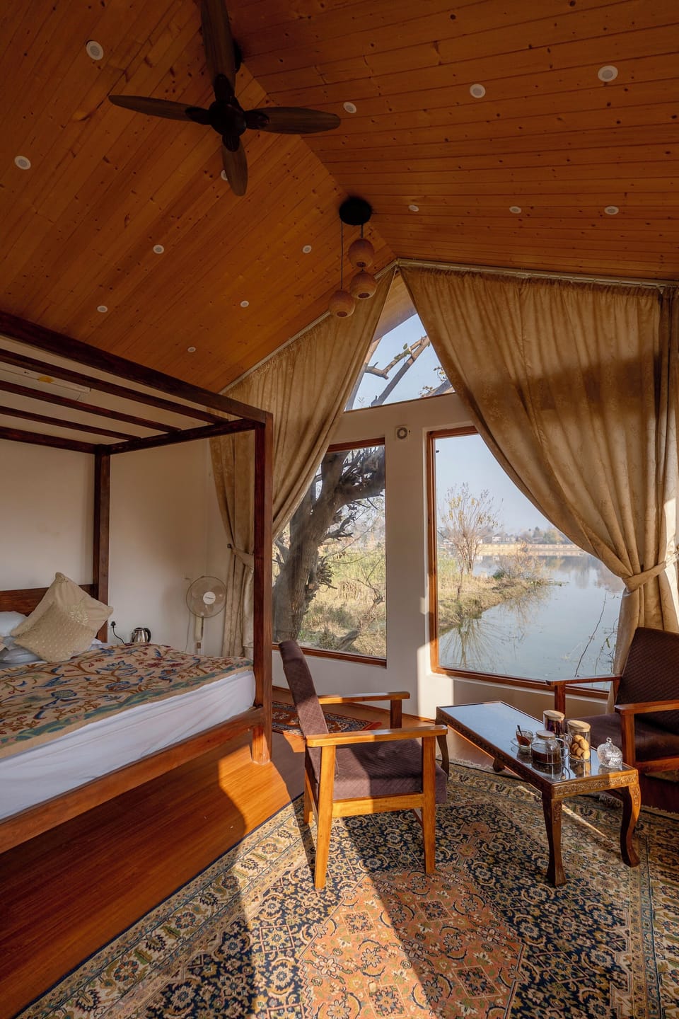 5 bedrooms, blackout drapes, WiFi (free), bed sheets