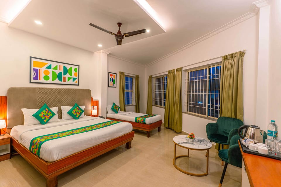 Deluxe Room | Desk, blackout drapes, iron/ironing board, bed sheets