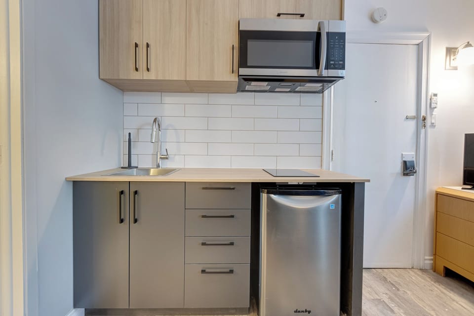 Exclusive Room | Private kitchen | Mini-fridge, coffee/tea maker, electric kettle, cookware/dishes/utensils