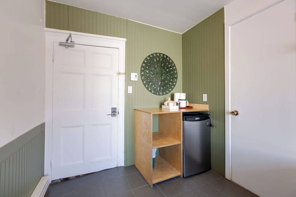 Classic Double Room | Living area | 32-inch flat-screen TV with cable channels