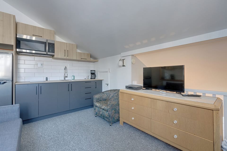 Premium Loft | Living area | 32-inch flat-screen TV with cable channels