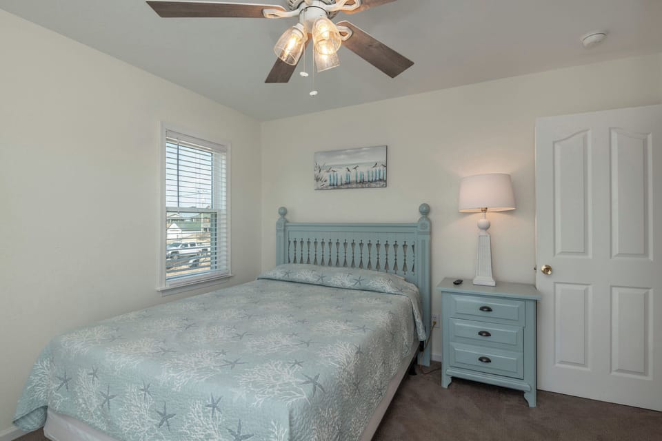 1st Floor Queen Bedroom with en suite Bathroom