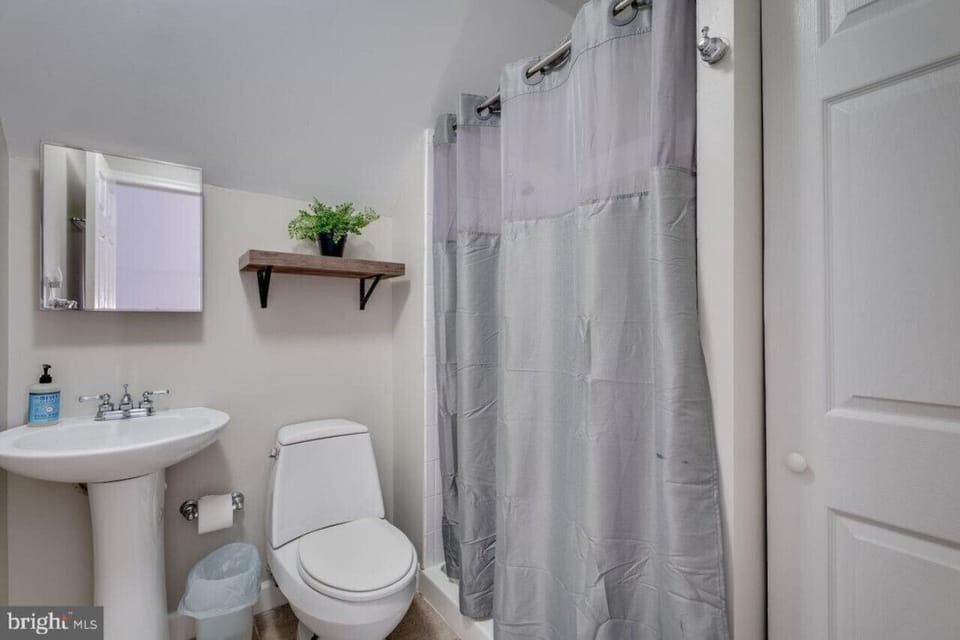 Full bathroom in the hallway