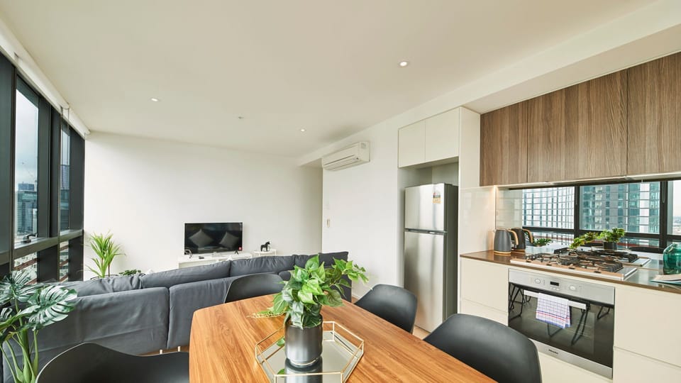 Bright dining space for 6 