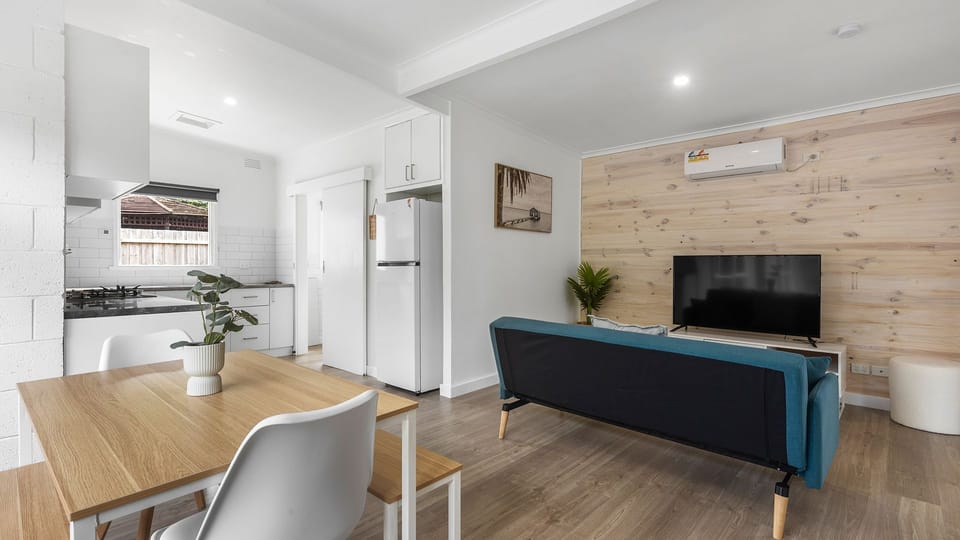 Enjoy easy holiday living with a comfortable lounge, dining area and seamless flow through to the kitchen.