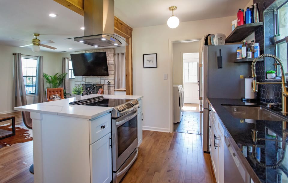 Deluxe Apartment, Patio | Private kitchen | Coffee/tea maker, paper towels
