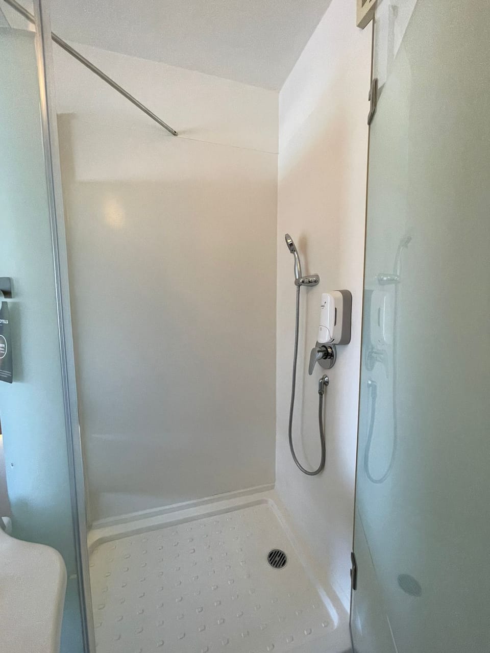 Shower, rainfall showerhead, free toiletries, slippers