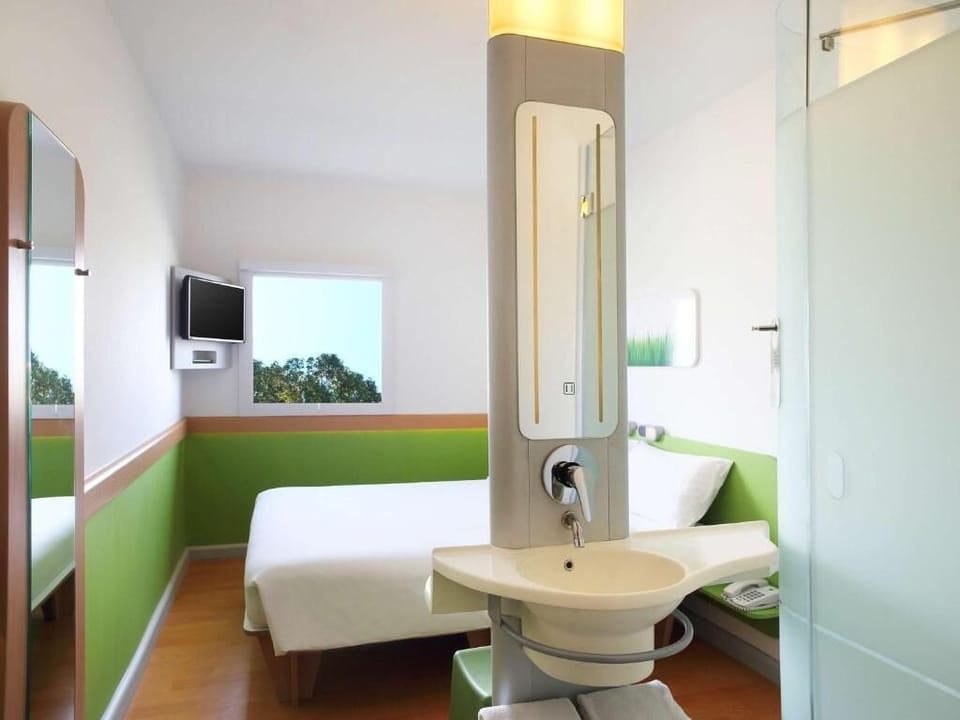 Premium bedding, desk, soundproofing, free WiFi