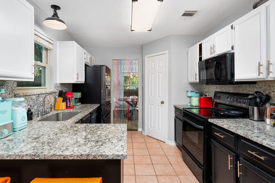 Family House, 6 Bedrooms, Non Smoking, Private Pool | Private kitchen | Coffee/tea maker, electric kettle, toaster