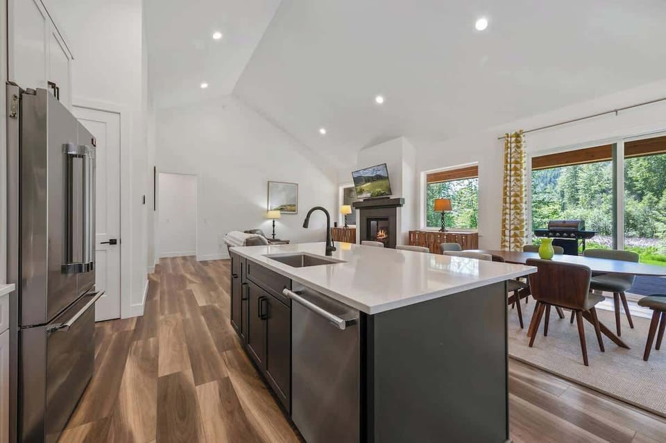Generous island with stainless steel sink and dishwasher—ideal for prepping, dining, and entertaining a group of six.