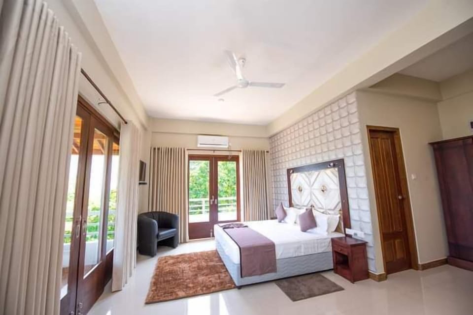 In-room safe, soundproofing, iron/ironing board, free WiFi