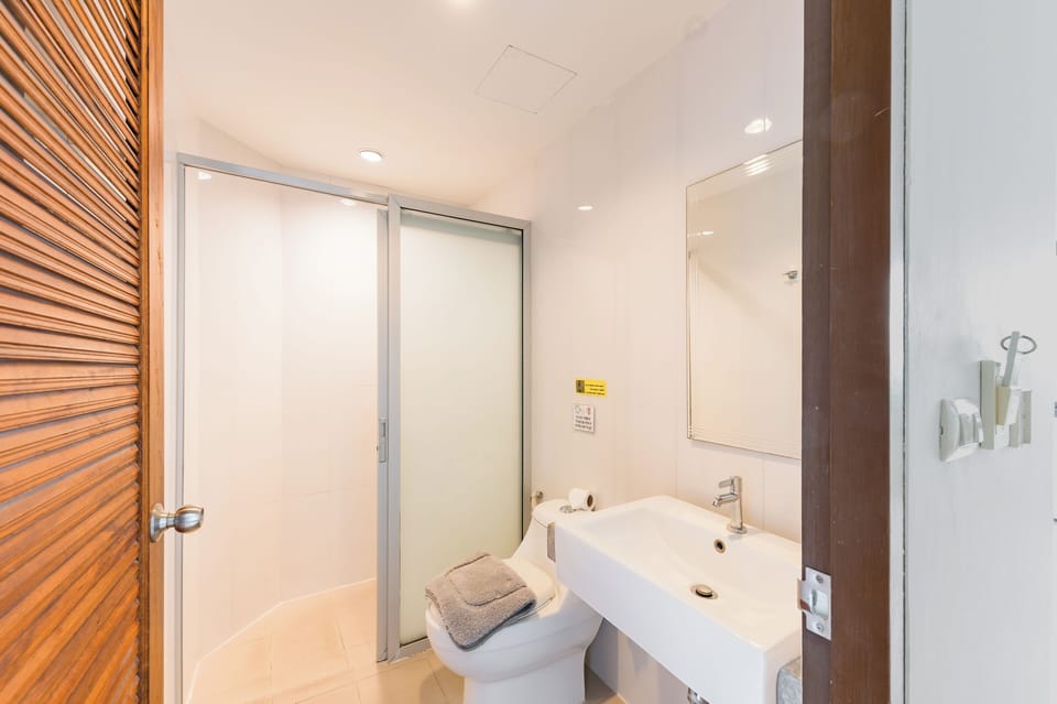 Deluxe Double or Twin Room, Ocean View | Bathroom | Shower, hair dryer, towels, shampoo