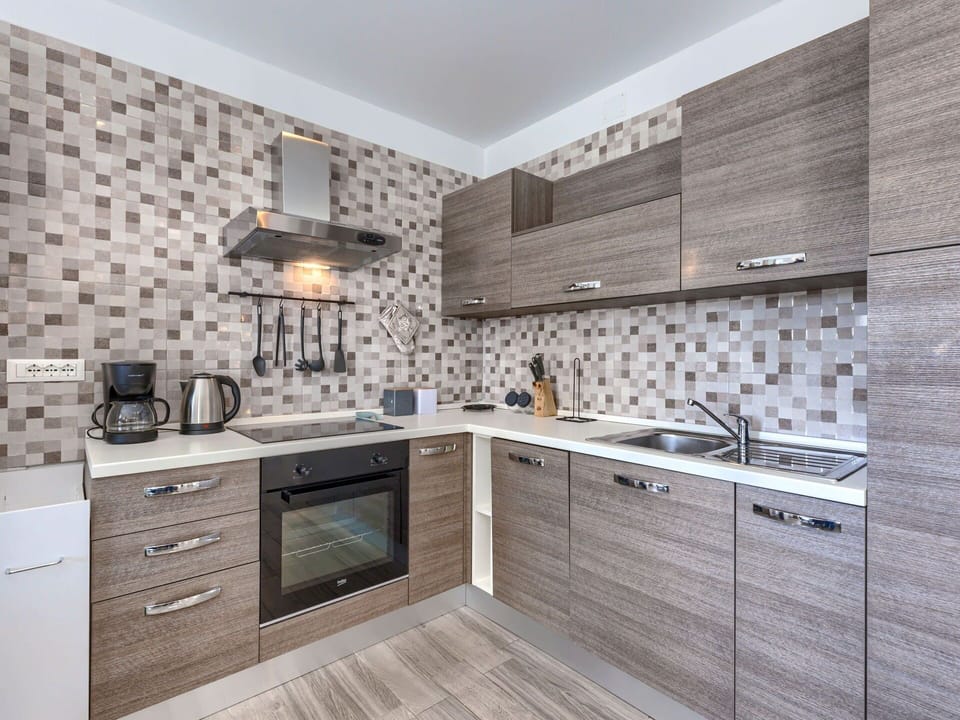 Countertop, Cabinetry, Property, Furniture, Building, Tap, Kitchen, Kitchen Stove, Plumbing Fixture, Wood
