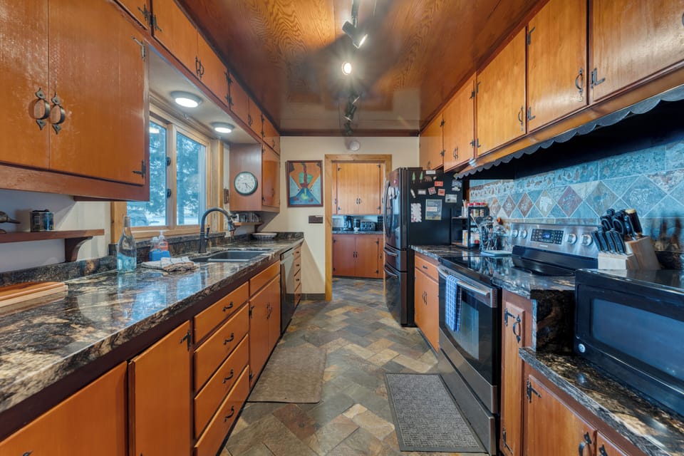 Fully equipped kitchen.