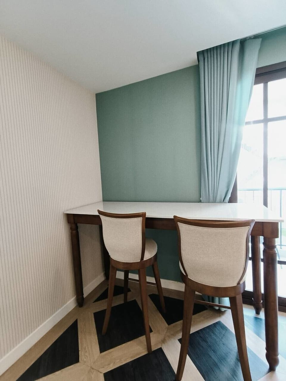 Family Condo, 2 Bedrooms, Pool View | Living area | 32-inch flat-screen TV with digital channels, Netflix
