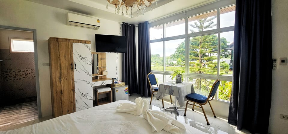 Standard Room, 1 King Bed, Lake View | Free WiFi, bed sheets
