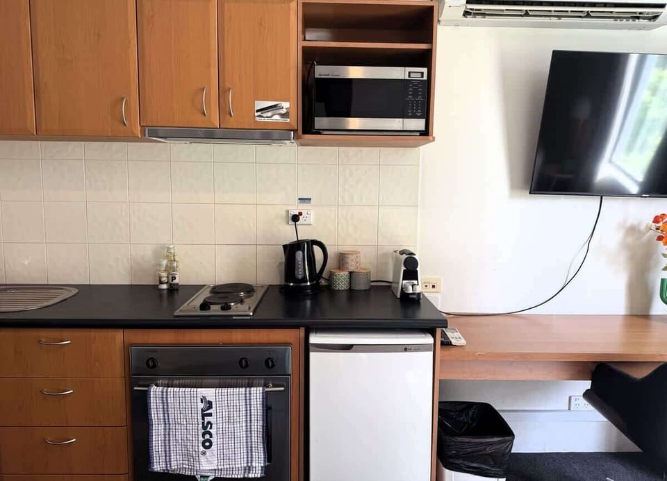 Whip up your favorite meals and drinks! Our kitchen is fully equipped with a coffee machine, kettle, toaster, fridge with a mini freezer, oven, stove, and exhaust. Everything you need for a comfortable stay.