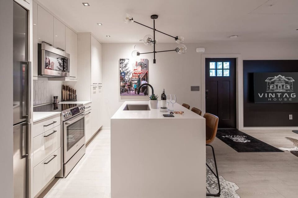 V2 | Upper floor, 1 king ensuite bedroom (occupancy of 2), full kitchen, & living room.