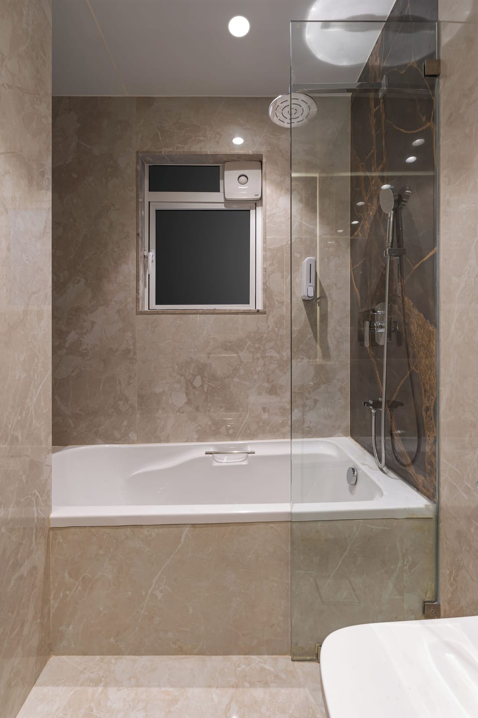 Executive Room With Bathtub | Bathroom | Shower, free toiletries, towels, soap