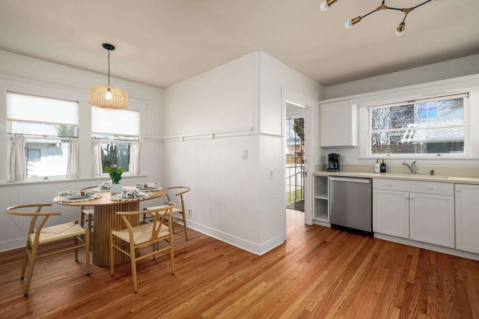 Equipped kitchen with dining area