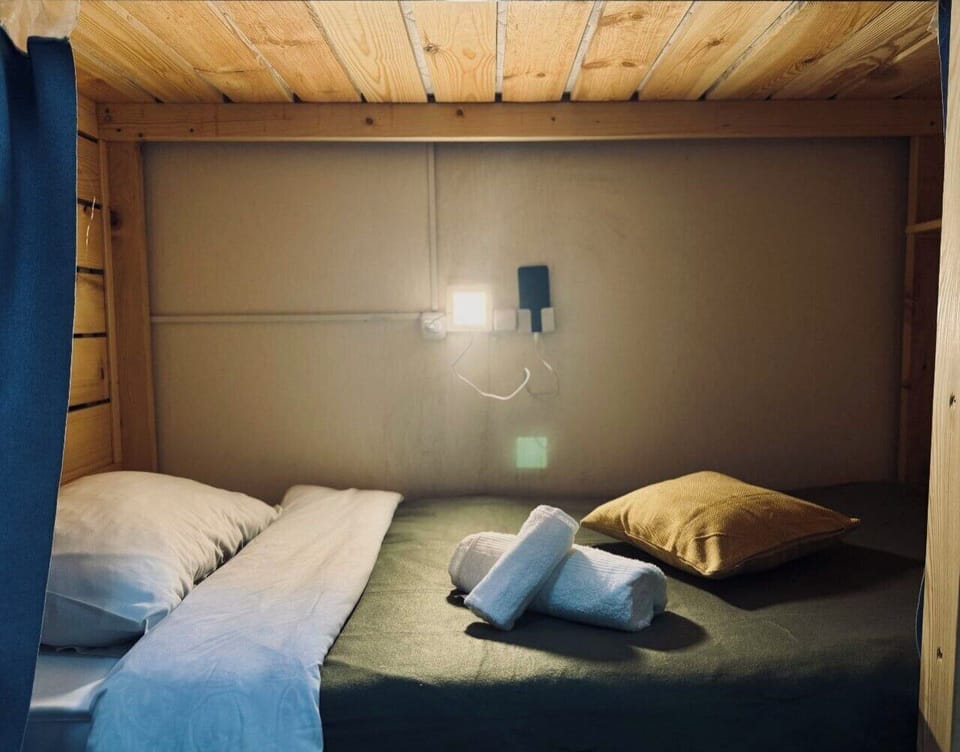 2 bedrooms, desk, laptop workspace, blackout drapes