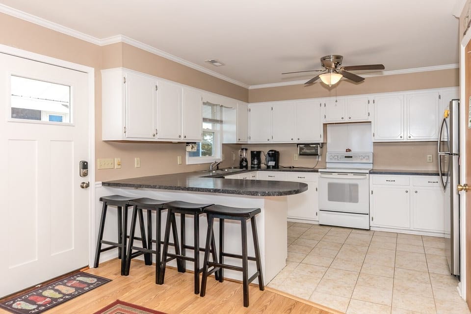 Kitchen with Eat-In Bar