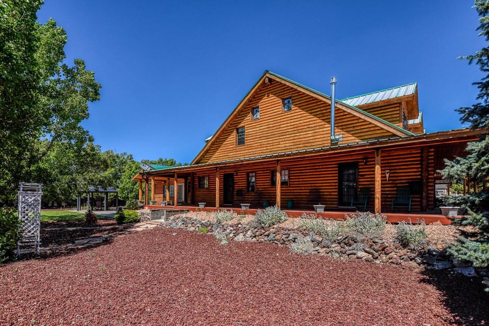 There are 4 rooms that share a common wall to the Quarter Horse Inn & Lodge. Larger parties may rent these rooms to allow for accommodations for 8 additional guests.