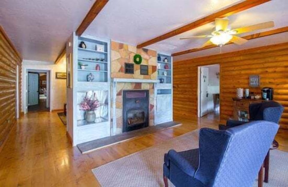 Surrounded by the serene beauty of Bill Williams Mountain at an elevation of 6,770 feet, our Inn offers 4 beautifully furnished rooms, each uniquely designed to provide a one-of-a-kind experience.