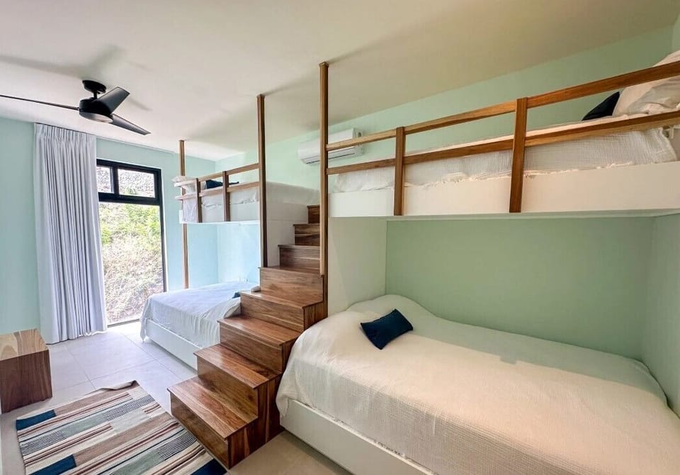 Fun Bunk bedroom - Perfect for your first tropical piyama party!
