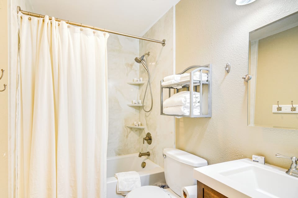 Walk to Giant Steps & Hot Tub: Brian Head Condo! Apartment in Brian Head