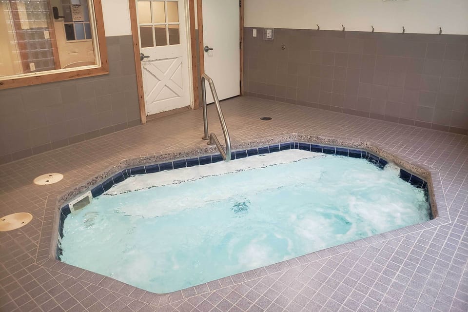 Walk to Giant Steps & Hot Tub: Brian Head Condo! Apartment in Brian Head