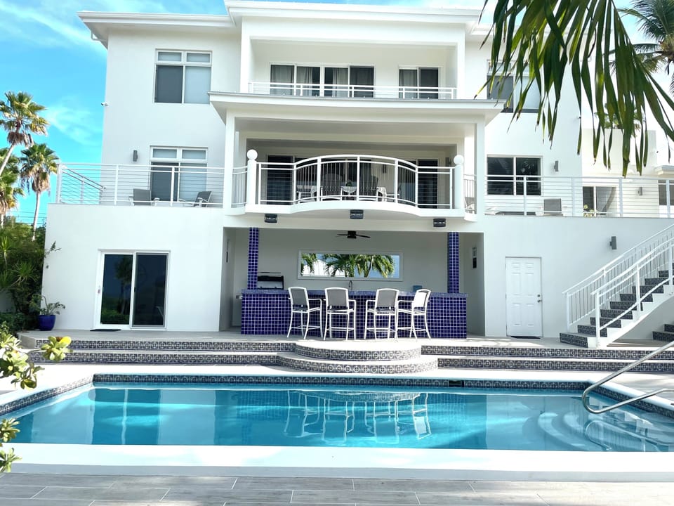 THREE FLOOR VILLA  WITH A SMALL  GYM, A NICE HEATED POOL, LARGE BAR AND BARBECUE