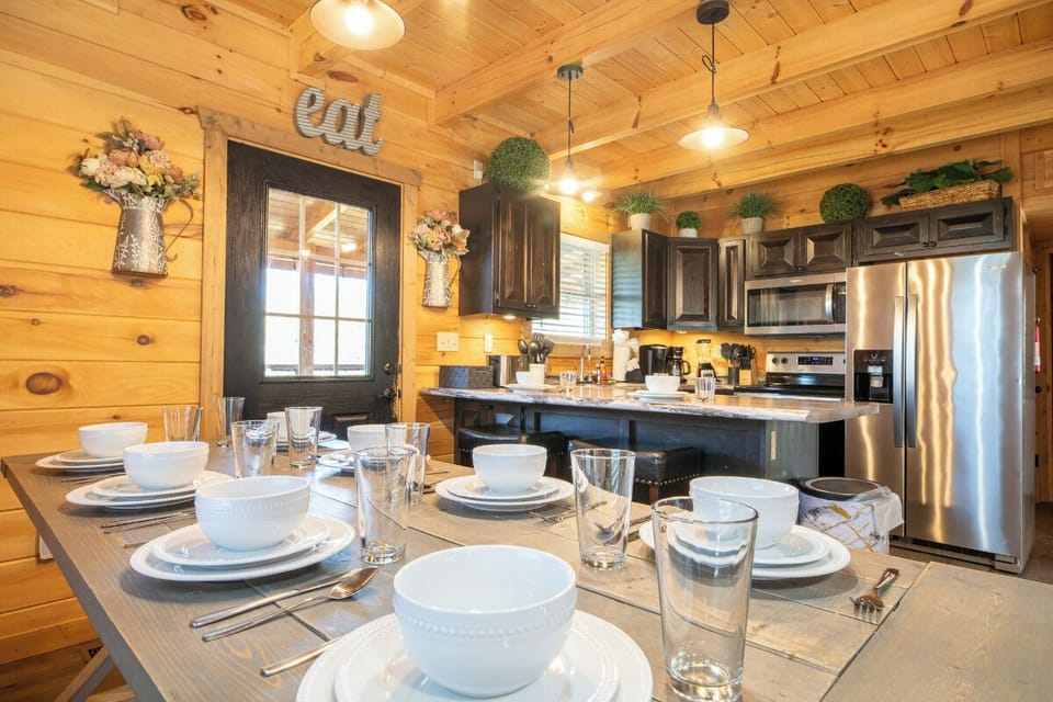 Cabin In The Mountains' inviting dining area