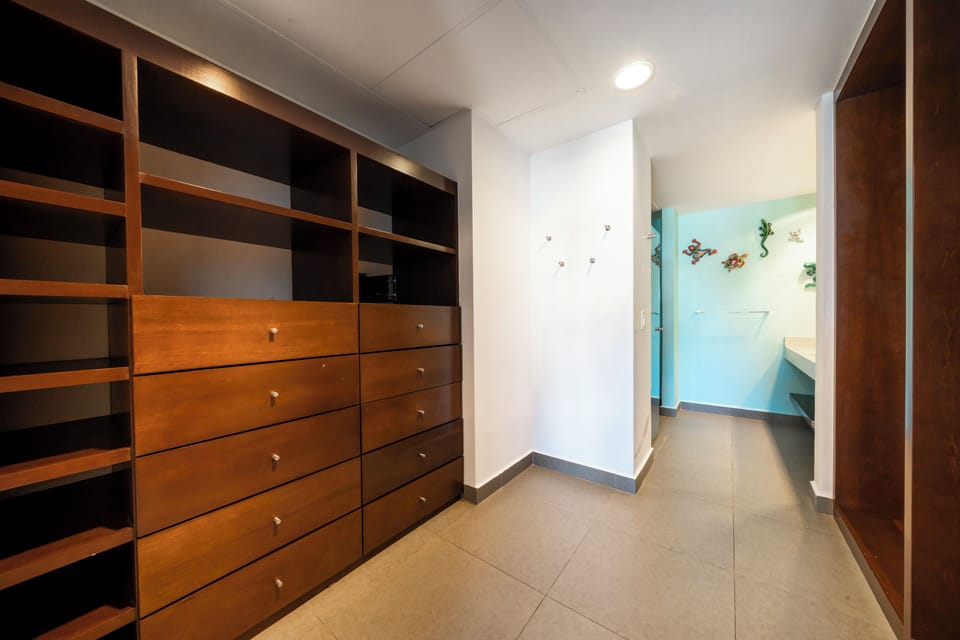 Deluxe Condo, Balcony, Pool View | Bathroom