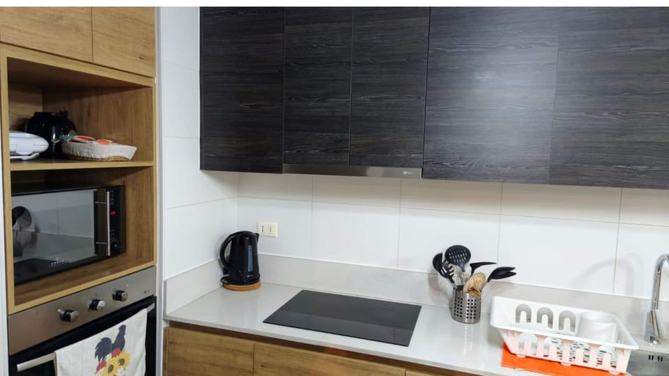 Comfort Apartment | Private kitchen | Fridge, microwave, oven, cookware/dishes/utensils
