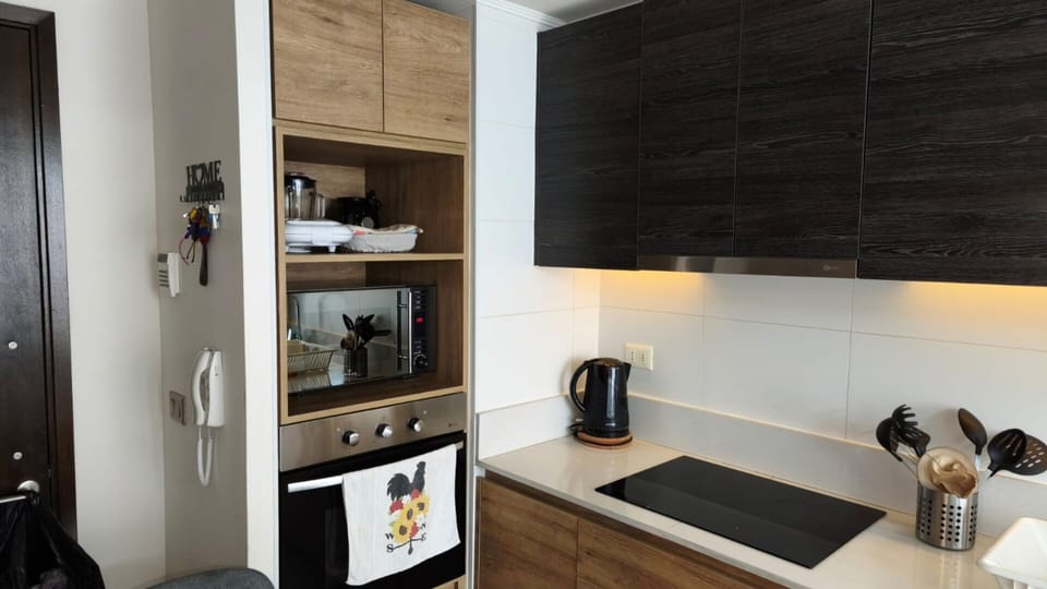 Comfort Apartment | Private kitchen | Fridge, microwave, oven, cookware/dishes/utensils