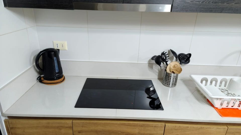 Comfort Apartment | Shared kitchen facilities | Fridge, microwave, oven, cookware/dishes/utensils