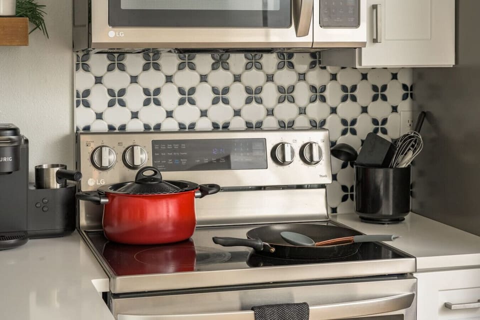 Fully stocked kitchen with gas stove and bold backsplash. Vrbo: Cook up a feast on this modern gas range.