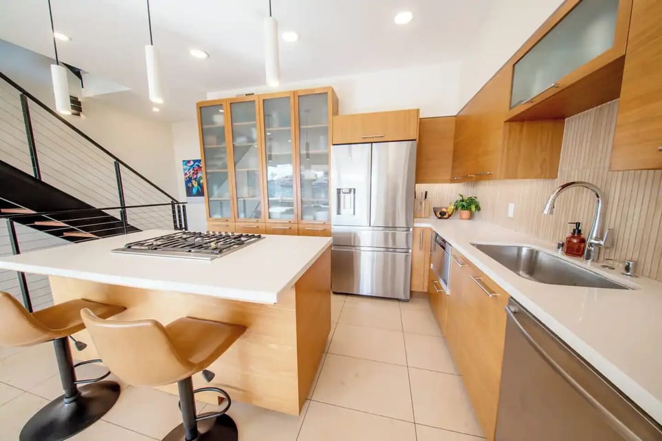 Gas range and fridge with water filter and ice maker (2nd level)