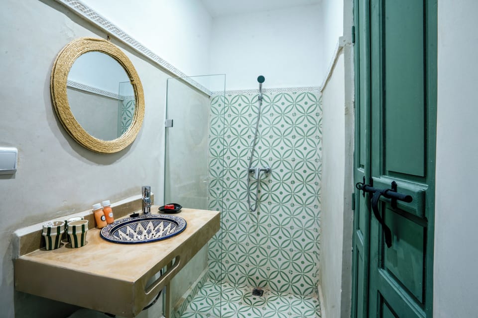 Standard Double Room, 1 Queen Bed, Courtyard View | Bathroom | Shower, free toiletries, towels, soap
