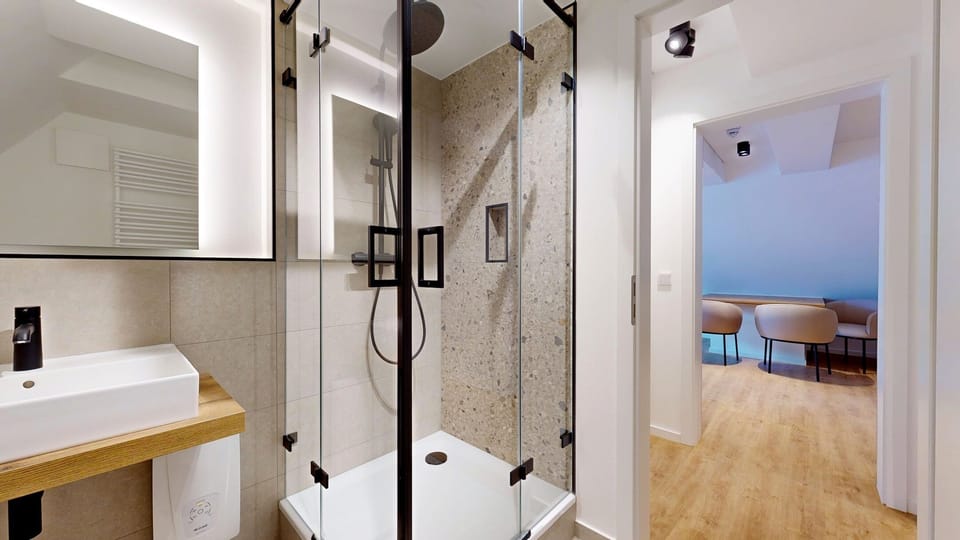 Modern and high-quality furnishings in the N°8A Boardinghouse Lüneburg (5)