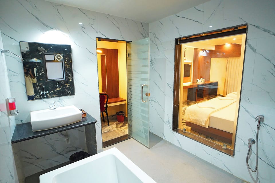 Luxury Studio Suite | Bathroom | Towels