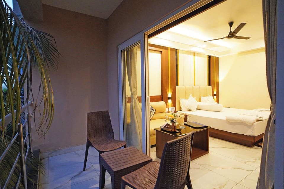 Deluxe Double Room, Balcony | Desk, laptop workspace, blackout drapes, free WiFi