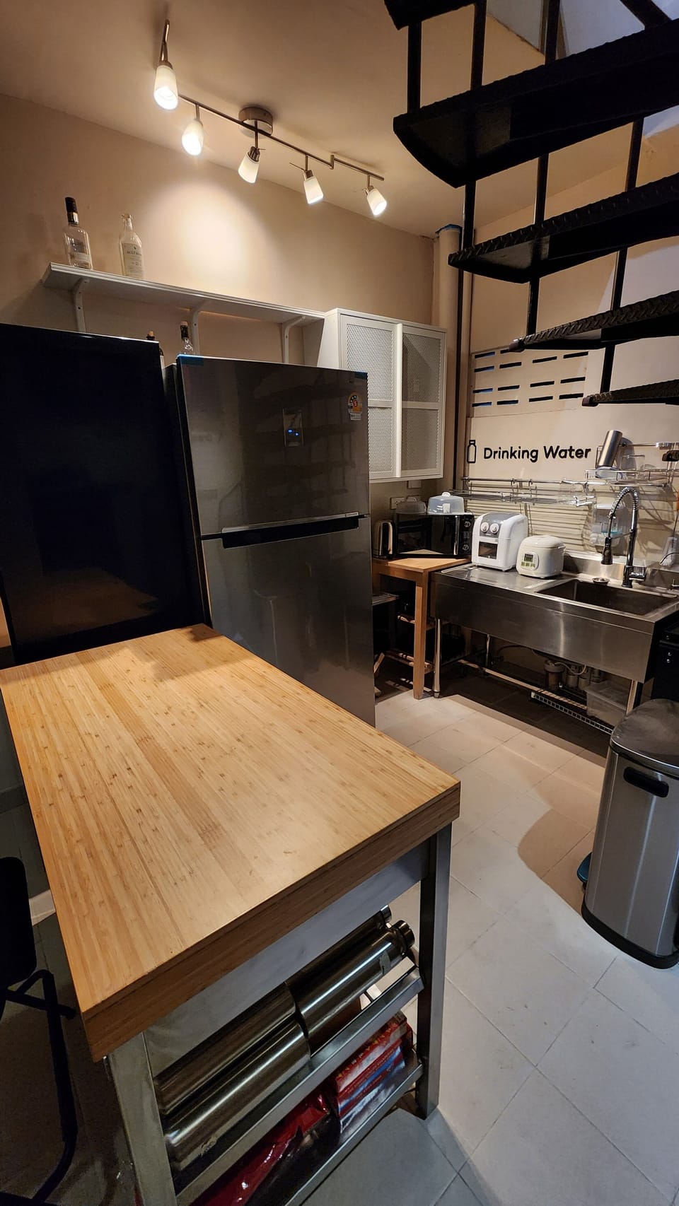 Full-size fridge, microwave, oven, cookware/dishes/utensils