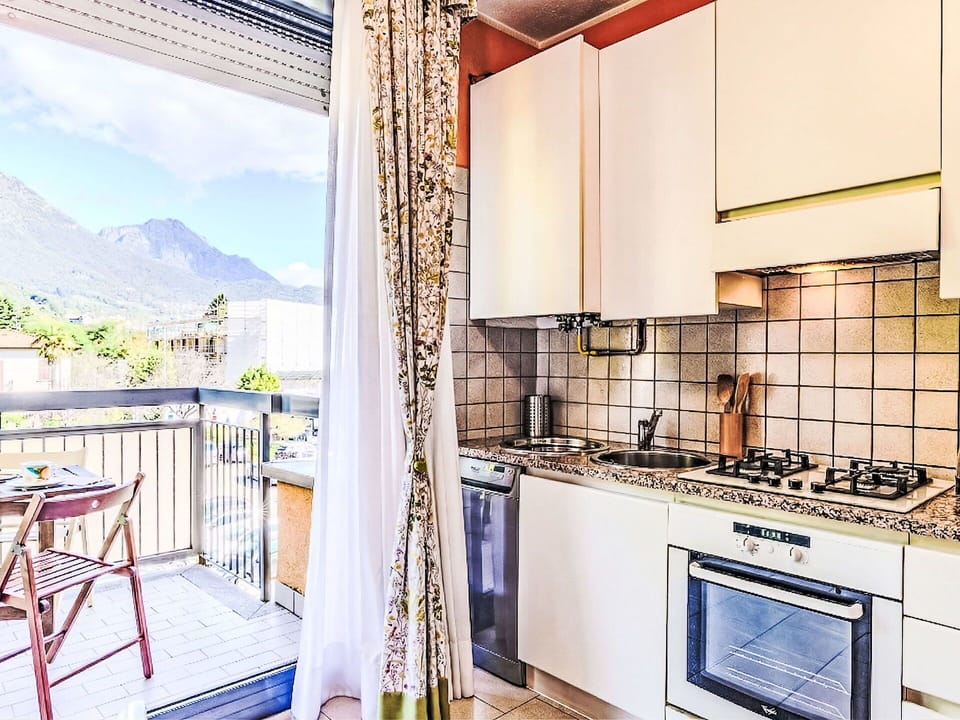 Apartment, Major Appliance, Kitchen, Furniture, Home, Kitchen Appliance, Room, Chair, Countertop, Kitchen & Dining Room Table