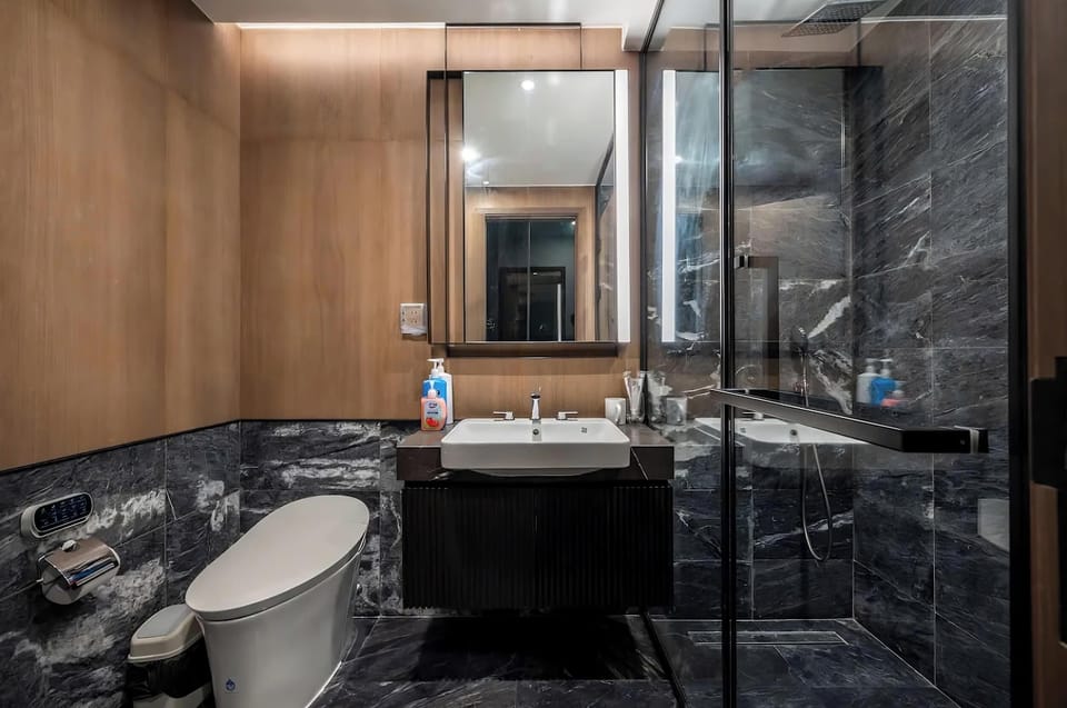 Luxury Apartment, 2 Bedrooms, Balcony, City View | Bathroom | Hydromassage showerhead, designer toiletries, hair dryer, slippers