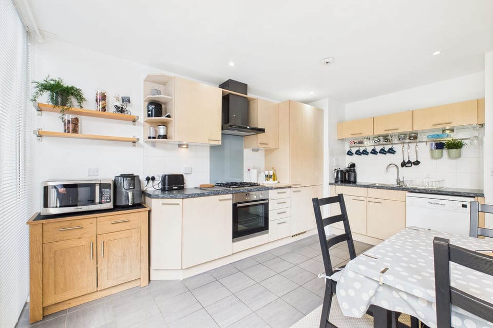 Fully equipped kitchen with air fryer & coffee machine; dining for up to 6.
