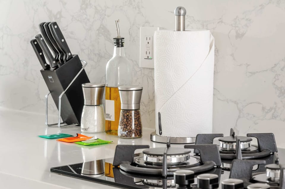 Modern kitchen details with cooking essentials and contemporary finishes.
