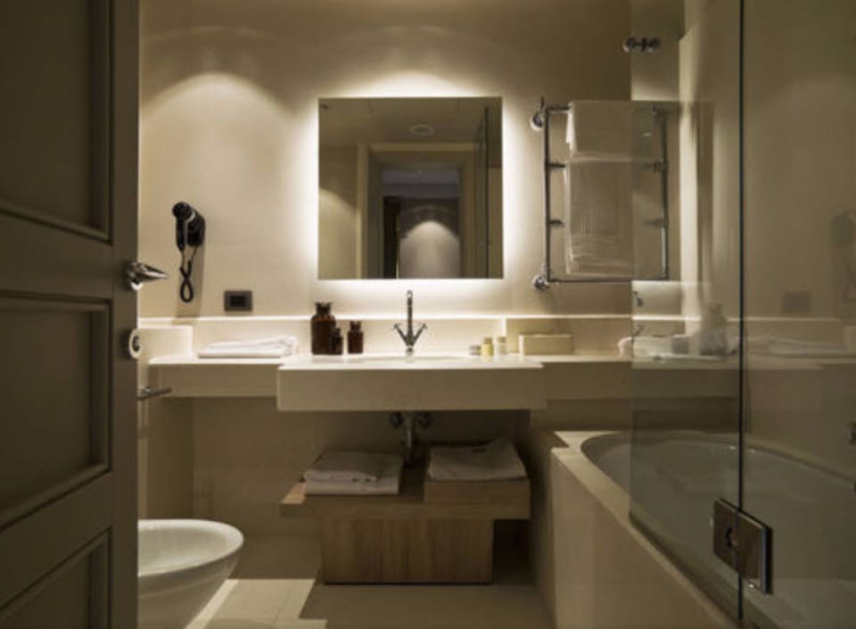 Combined shower/tub, rainfall showerhead, designer toiletries